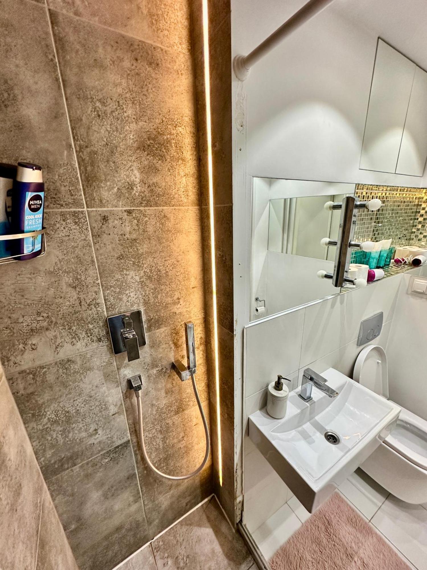 Palace 2 Wifi 600 Mbs 55'Tv Netflix Hbo 2Xmetro Appletv Warszawa Exteriör bild